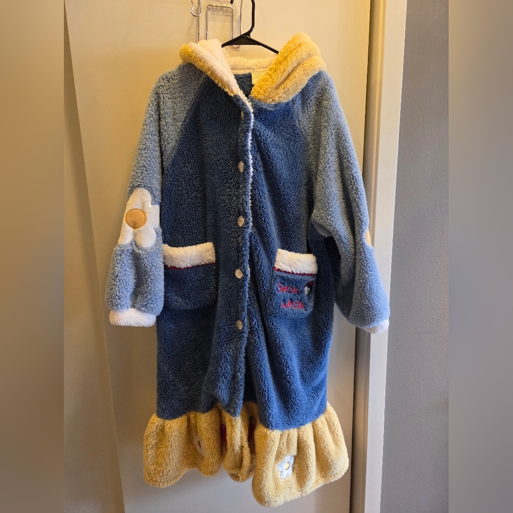 Snowwhite Plush Robe - Picture 2 of 4
